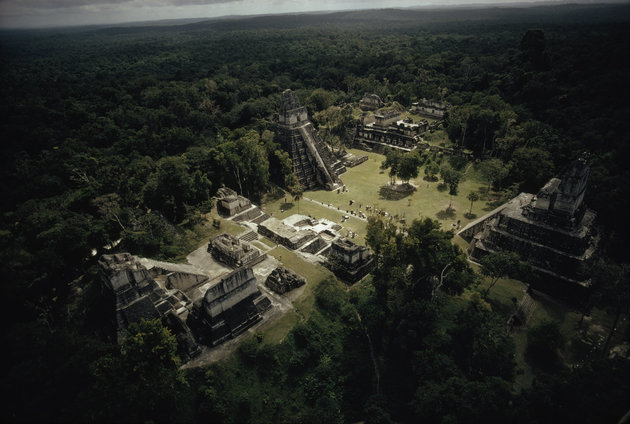 A tikali Nagy Plaza és a környező templomok