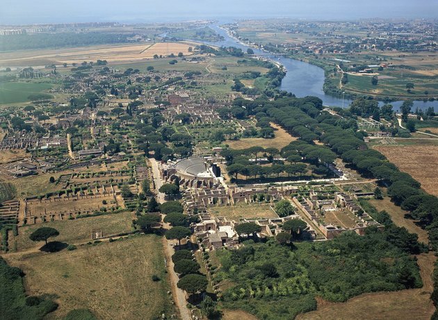 Ostia Antica, azaz az egykori Ostia város régészeti feltárása, a mai Ostia, Róma egyik külvárosa közelében