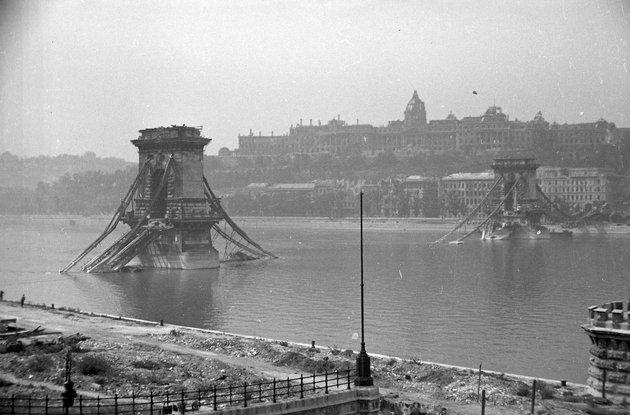 A Lánchíd maradványai az 1945-ös robbantás után (Fortepan / Kurutz Márton)