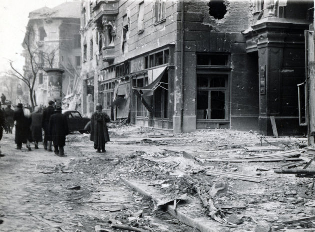 Üllői út κοιτάζοντας προς τη διασταύρωση Nagykörút, το πέρασμα στα δεξιά οδηγεί στην οδό Corvin (Kisfaludy), 1956 (Fortepan / Matthaeidesz Konrád)