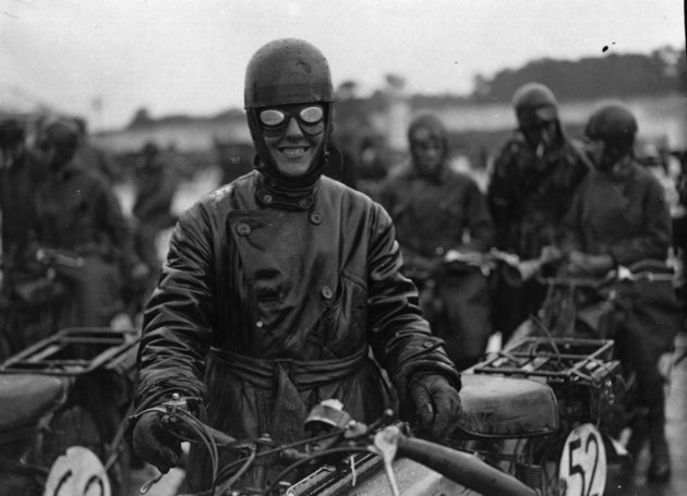 Foley kisasszony, a Nemzetközi Hatnapos Megbízhatósági Próba egyik versenyzője a Brooklands versenypályán az angliai Surrey-ben, 1925.