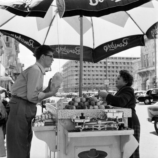 Bécs, 1956, Kärntner Strasse, jobbra az Operaház (Kép forrása: Fortepan / UWM Libraries)