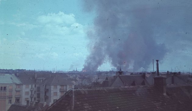 Lángoló épületek Angyalföldön Budapest ostroma során (forrás: Fortepan / Schermann Ákos)