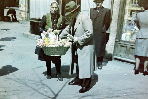 Virágárus néni a tavaszi nagyváros forgatagában, 1941. (Fortepan / Kovács Györgyi)