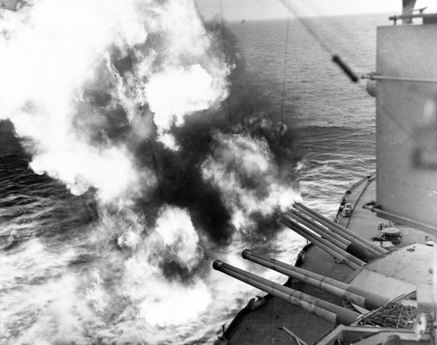 A USS Nevada lövi a Utah Beach-et