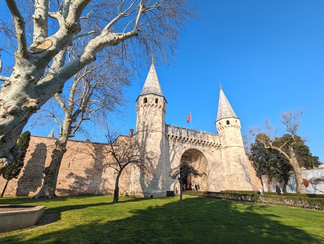 A Topkapi Szeráj első udvara ingyenesen látogatható