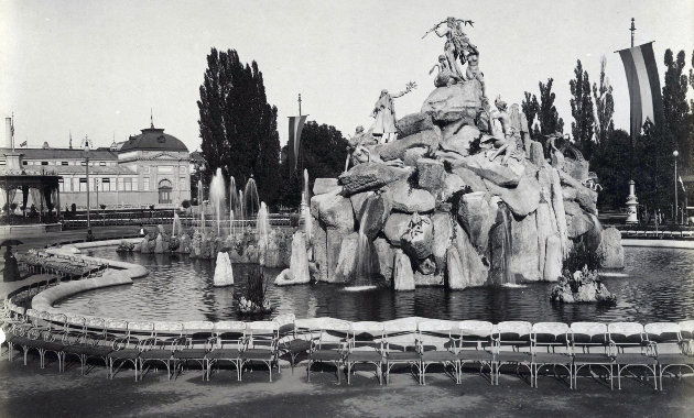 Mátrai Lajos György szobrászművész alkotása, a Sió tündér regéje szoborcsoport és szökőkút, balra az Iparcsarnok (kép: Fortepan / Budapest Főváros Levéltára / Klösz György fényképei)