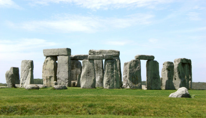 Székeket akart vásárolni az ebédlőbe, végül a Stonehenge-t vette meg az angol ügyvéd