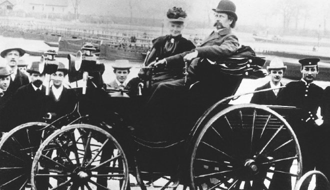 Karl Benz szabadalmaztatta a gázpedált, a kuplungot, a sebességváltót, valamint a gyújtógyertyákat is