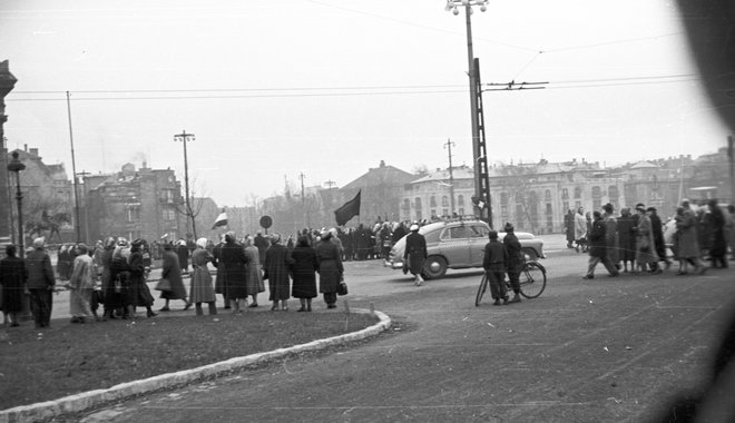 Fegyverek után virágok: az 1956-os nőtüntetés Budapesten 