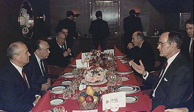 Öles léptekkel a hidegháború lezárása felé: Bush és Gorbacsov máltai találkozója
