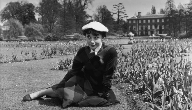 Kifinomult minimalizmus és sugárzó elegancia: Hollywood őzikeszemű csillaga, Audrey Hepburn