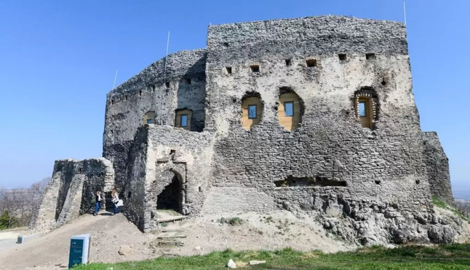 Megnyílt a felújított somlói vár