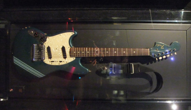 Elárverezik Kurt Cobain híres Mustang Fenderét