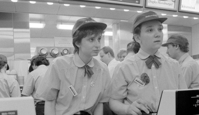Görkorcsolyás lányok szállították a rendeléseket a világ első McDonald’s éttermében