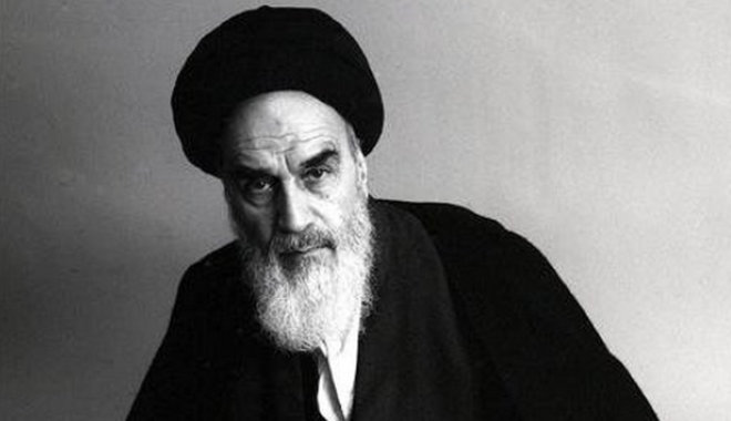 Elfordult a Nyugattól, és az iszlám fundamentalizmus útjára terelte Iránt Khomeini ajatollah