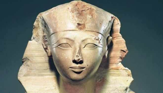 Betegségeivel és irigyeivel dacolva virágoztatta fel Egyiptomot a szakállas királynő