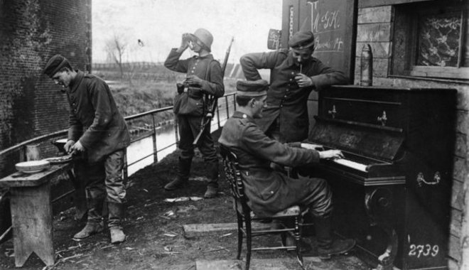 Szívderítő és bizarr anekdotáknak egyaránt táptalaja volt az első világháború