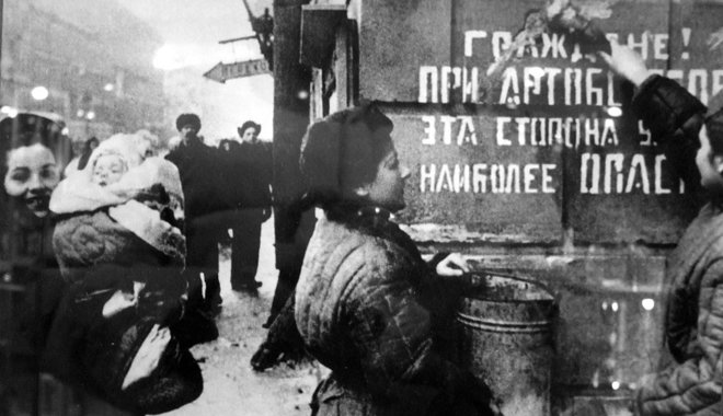 Fűrészporos kenyéren, tapétaragasztón és emberhúson élték túl a 900 napos ostromot Leningrád lakói