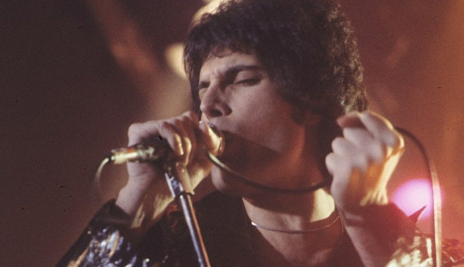 A színpadon és azon kívül is hatalmas lánggal égett Freddie Mercury