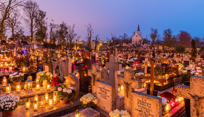 Minden korban más hagyományok és szokások kapcsolódtak a halottak és szentek őszi ünnepeihez