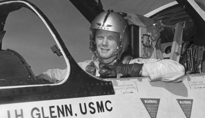 Űrrepülései előtt a Csendes-óceán felett harcolt a japánok ellen John Glenn