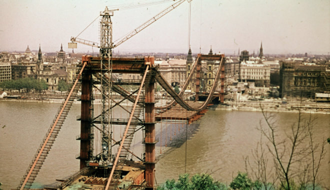 Majdnem húsz év után épült újjá a németek által felrobbantott Erzsébet híd