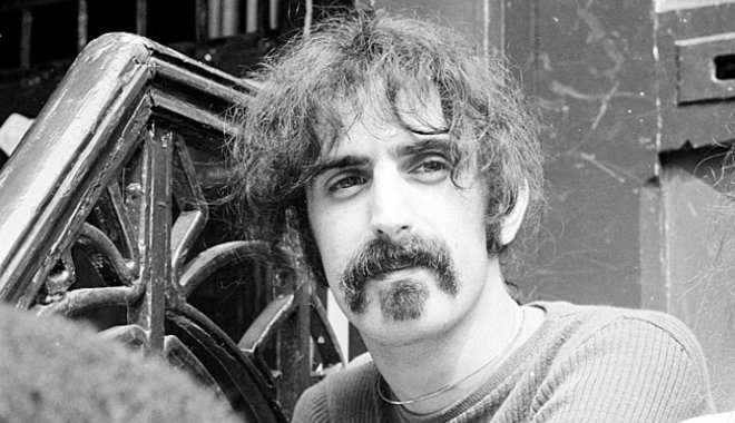 Mindenkit kigúnyolt a meztelenül trónoló Frank Zappa