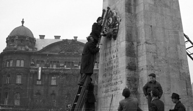 Egy ritka fénykép mesél a Szabadság téri szovjet emlékmű megrongálásáról
