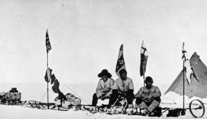 Amundsen norvég zászlaja fogadta a Déli-sarkon Scott kapitányt