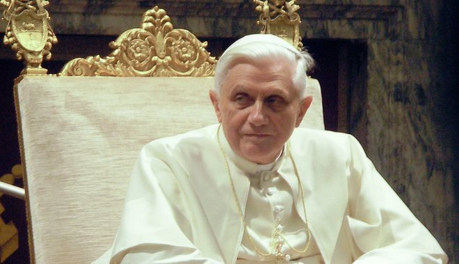 Több könyvet is olvashatunk hamarosan XVI. Benedek pápa életéről