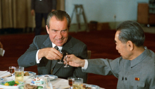 Pekinggel és Moszkvával is megbékélt, mégis botrányok között távozott Richard Nixon