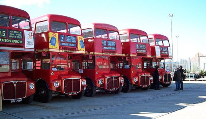 Így hódították meg Londont az utak mesterei, az emeletes buszok