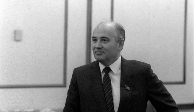 Mindenki által örömmel üdvözölt reformjai buktatták meg Gorbacsovot