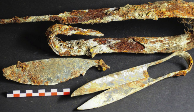 2300 éves ollót és rituálisan elpusztított kardot is rejtett egy németországi kelta sír