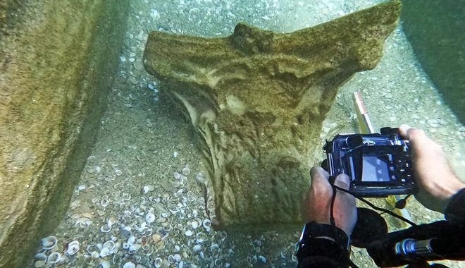 Egy elsüllyedt római hajóról származó márványoszlopokra bukkantak a tenger mélyén Izraelben