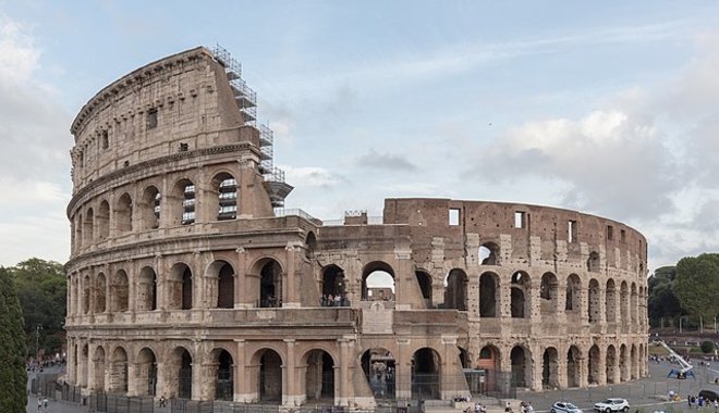 Panorámalift szállítja a turistákat a római Colosseum felső emeleteire