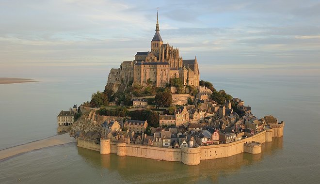 Kétévi készülődés után ünnepli fennállása 1000. évfordulóját Mont-Saint-Michel mesébe illő apátsága