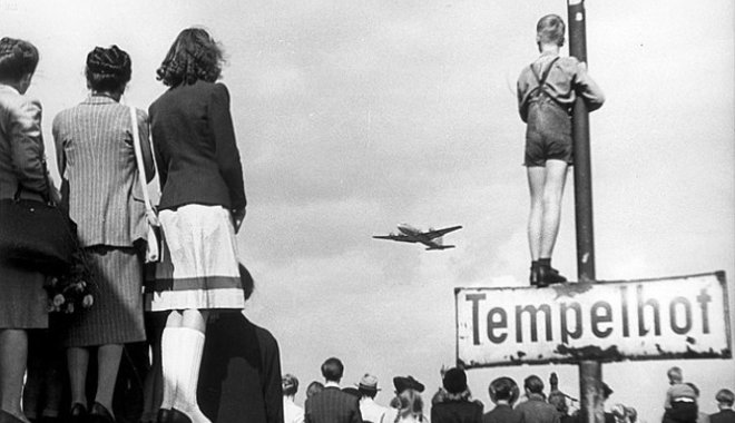 „Mazsolabombázók” látták el a blokád alá vont Nyugat-Berlin lakosait