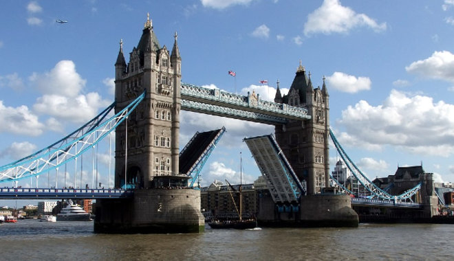 Bill Clintont is meglepte London műszaki csodája, a Tower Bridge