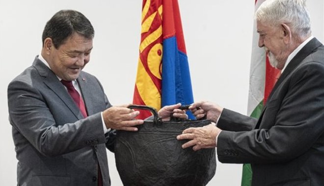 Különleges, közösen restaurált hun üstöt adott át Magyarország Mongóliának