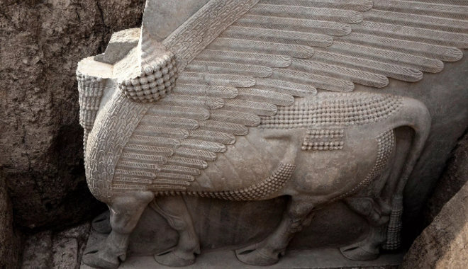 2700 éves asszír istenszobor került elő az iraki sivatagból