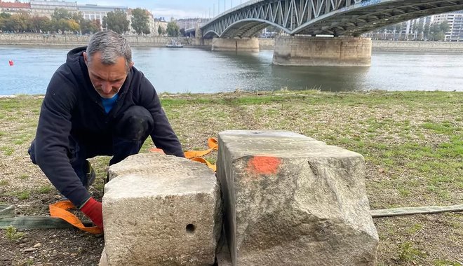 Elszállítottak négy, a hatvanas években a Duna-partba beépített régi sírkövet