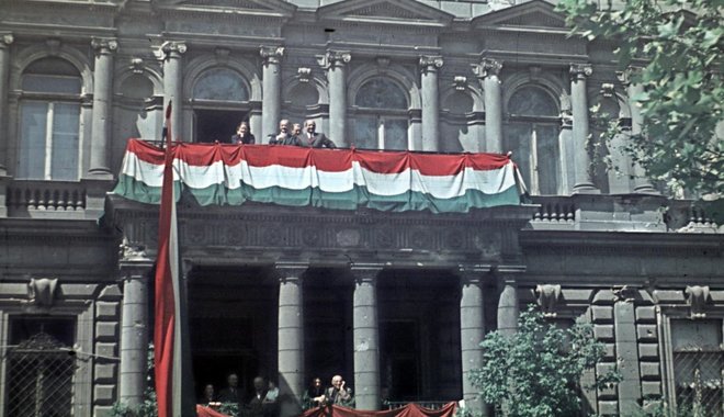 Habár óriásit buktak az első szabad választáson, fokozatosan átvették a hatalmat a magyar kommunisták