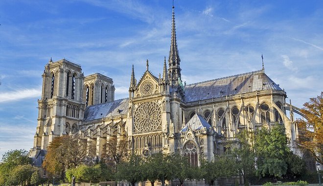 Újra áll a kereszt a Notre Dame leégett huszártornyán