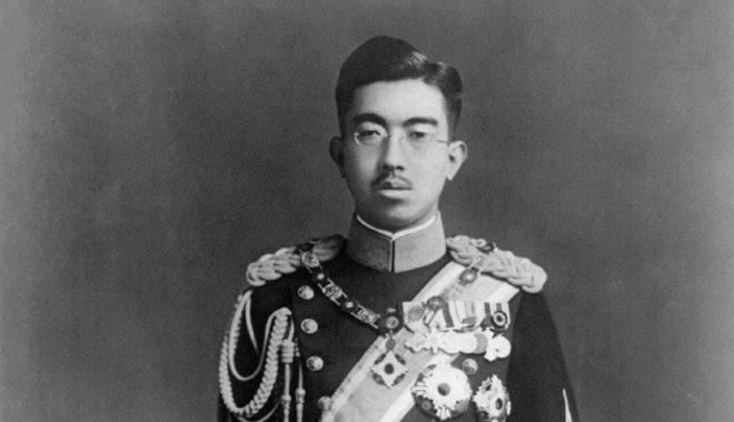 Letette isteni szerepét Hirohito császár