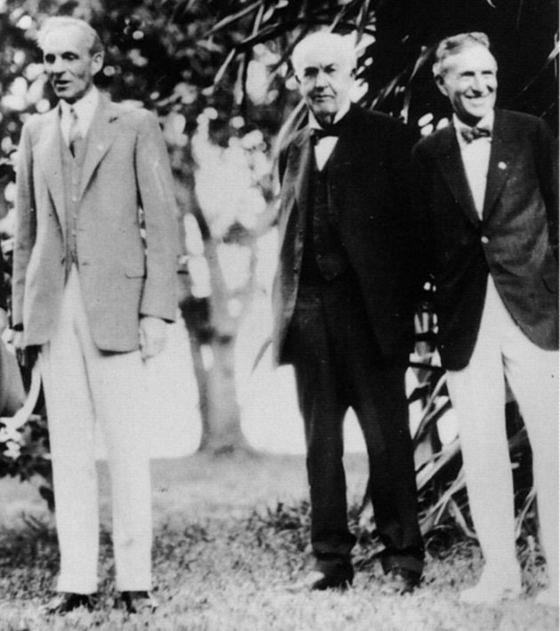 Henry Ford (balra) és Thomas Edison (középen)
