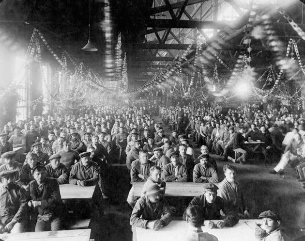 Az internáltak karácsonyi misét hallgatnak 1916-ban