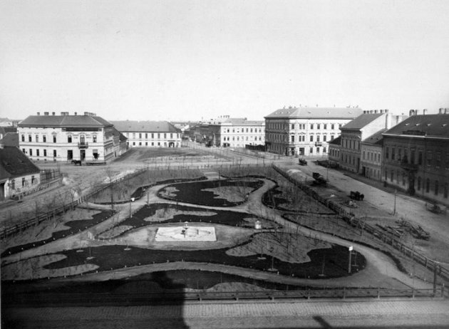Dugonics tér a Főreáltanoda (ma a Szegedi Egyetem központi épülete) felől nézve (a kép 1885 körül készült) (Fortepan / Fődi Gábor)