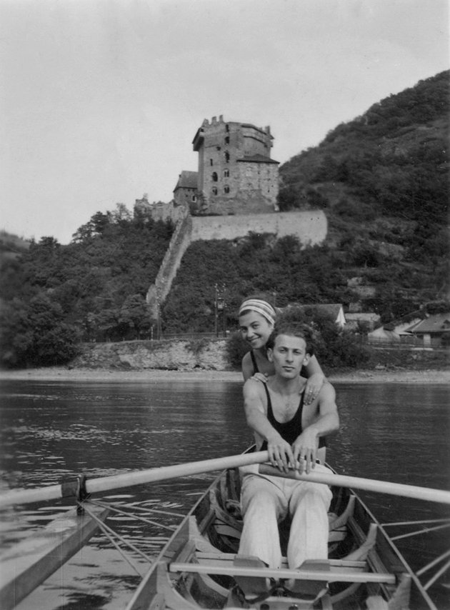 A visegrádi várral szemben, a Mütyürke névre hallgató evezősön 1935 augusztusában